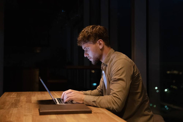 Ilustrasi bekerja keras. Foto: Shutterstock