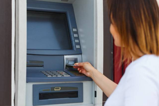 Ilustrasi sedang menggunakan mesin ATM. Foto: Pixabay