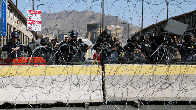 Agen Bea Cukai dan Perlindungan Perbatasan AS menutup jembatan internasional Paso del Norte. Foto: Herika Martinez/AE/AFP