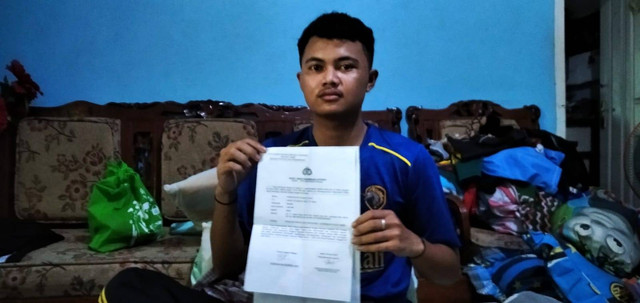 Angga Kurniawan menunjukkan surat pelaporan atas penculikan hingga pengeroyokan terhadap dirinya. Dok: kumparan.