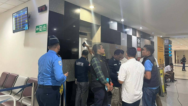 Olah TKP lantai dasar lift Bandara Kualanamu yang dilakukan oleh Tim Labfor Polda Sumut didampingi Kapolsek Bandara Kualanamu. Foto: Tri Vosa/kumparan