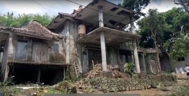 Rumah dokter I Wayan Tirta (58) di Karawang, yang viral karena penuh sampah dan jadi sarang ular, namun tetap jadi andalan para pasien. Foto: Dok. Istimewa