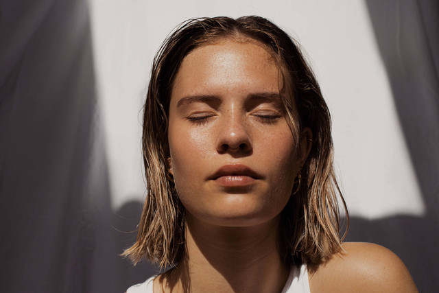 Cara Menghilangkan Bruntusan di Hidung. Foto: Unsplash/Fleur Kaan.