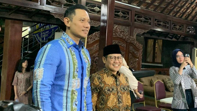Ketum PKB Muhaimin Iskandar menyambangi kediaman SBY di Puri Cikeas Bogor disambut Ketum Partai Demokrat Agus Harimurti  Yudhoyono (AHY), Rabu (3/5) malam. Foto: Luthfi Humam/kumparan