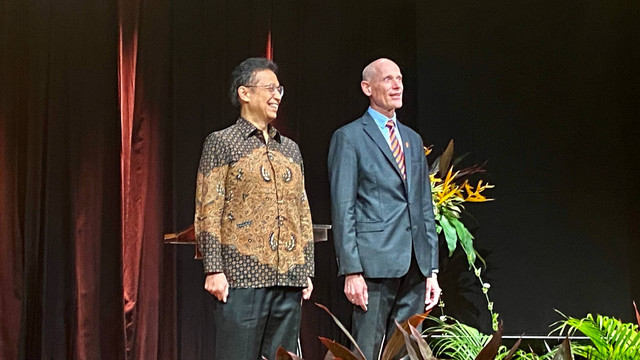 Dubes Belanda untuk RI Lambert Grijns dan Menkes Budi Gunadi Sadikin menghadiri Perayaan King's Day (Koningsdag) 2023 di Pusat Kebudayaan Belanda Erasmus Huis, Jakarta Selatan, Rabu (3/5/2023). Foto: Aliyya Bunga/kumparan