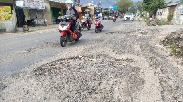 Kondisi jalan rusak dan berlubang di Jalan Pulau Damar Bandar Lampung. (sumber: https://lampung.tribunnews.com)