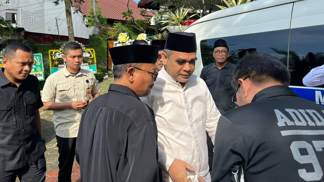 Politisi Gerindra Ahmad Muzani dan M Syarif di rumah duka mantan wakil Ketua DPRD DKI Jakarta M Taufik, Jakarta Timur, Kamis (4/5/2023). Foto: Haya Syahira/kumparan