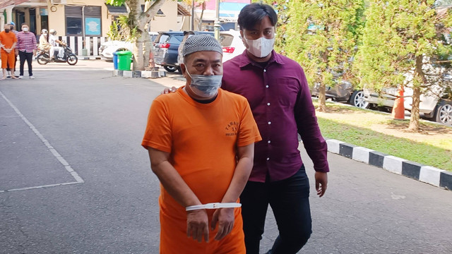 Polresta Sleman menampilkan sosok CSM (53) guru ngaji di Kecamatan Gamping, Kabupaten Sleman yang cabuli belasan anak didiknya. Foto: Arfiansyah Panji/kumparan