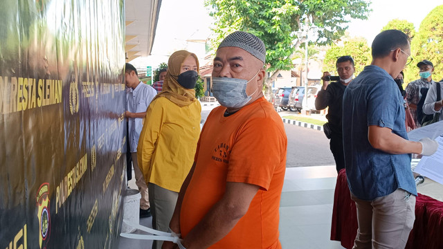 Polresta Sleman menampilkan sosok CSM (53) guru ngaji di Kecamatan Gamping, Kabupaten Sleman yang cabuli belasan anak didiknya. Foto: Arfiansyah Panji/kumparan