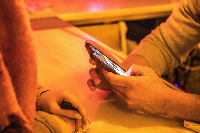 Cara Memaketkan Pulsa Indosat Menjadi Kuota. Sumber: Unsplash/Miquel.