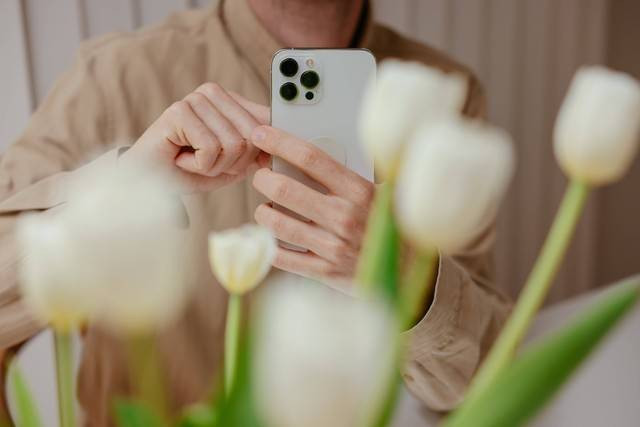 Ilustrasi cara mengaktifkan lokasi di iPhone. Foto: Pexels/Cup of Couple