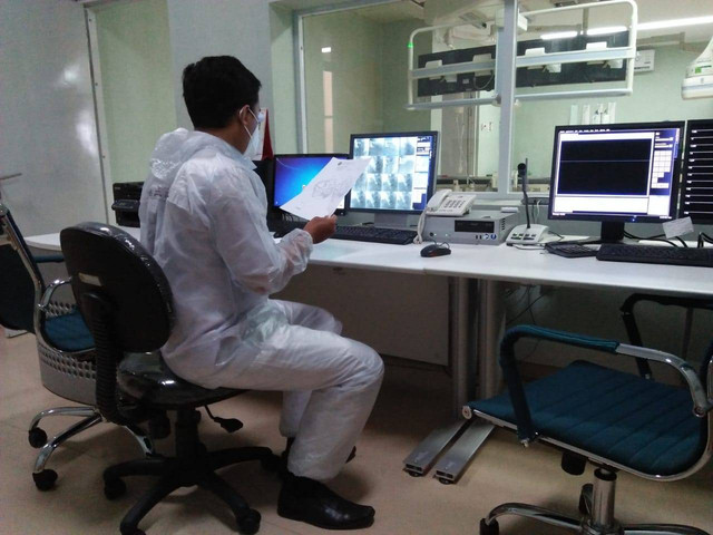 Dosen Spesialis Medikal Bedah Prima Trisna Aji ketika melakukan pemeriksaan kateterisasi jantung pada pasien/Foto : Dokpri