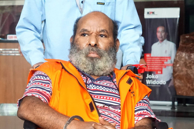 Tersangka kasus Tindak Pidana Pencucian Uang (TPPU), Lukas Enembe, usai diperiksa di Gedung Merah Putih KPK, Jakarta, Kamis (4/5).  Foto: Iqbal Firdaus/kumparan