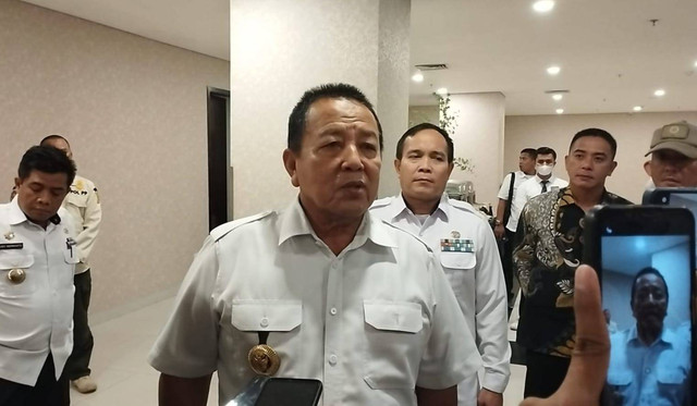 Gubernur Lampung, Arinal Djunaidi saat diwawancarai usai menghadiri rapat penanganan infrastruktur di Hotel Golden Tulip, Bandar Lampung, Kamis (4/5). | Foto : Galih Prihantoro/ Lampung Geh