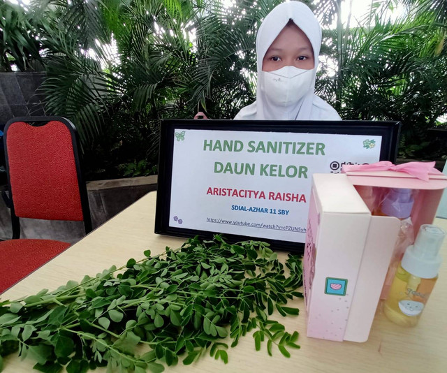 Aristacitya Raisha, siswi kelas 6 SD Al Islam Al Azhar 11 Surabaya, yang membuat hand sanitizer dari daun kelor. Foto-foto: Masruroh/Basra