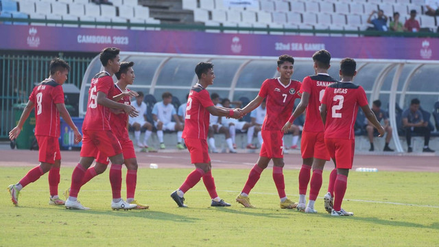 Pemain Timnas Indonesia U-22 Marselino saat selebrasi bersama tim usai berhasil mencetak gol ke gawang Myanmar di SEA Games 2023. Foto: Dok. PSSI