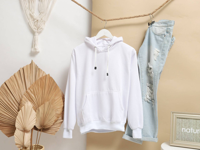 Ilustrasi perbedaa sweater dan hoodie, foto: Unsplash