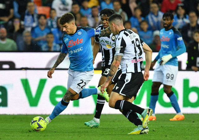 Giovanni Di Lorenzo (kiri) coba lepas dari hadangan saat Udinese vs Napoli dalam laga pekan ke-33 Liga Italia 2022/23 di Dacia Arena, Jumat (5/5) malam WIB. Foto: REUTERS/Jennifer Lorenzini