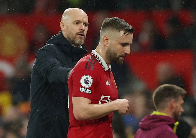 Pelatih Manchester United (MU), Erik ten Hag; dan pemain MU, Luke Shaw. Foto: REUTERS/Phil Noble