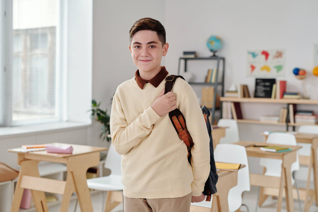 Ilustrasi mahasiswa. (Sumber: https://www.pexels.com/id-id/foto/pria-berkemeja-putih-berdiri-dekat-kursi-kayu-coklat-5211478/)