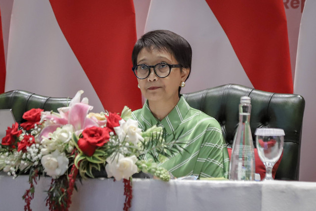 Menlu Retno Marsudi sampaikan keterangan pers perlindungan WNI di luar negeri, permasalahan di Myanmar, serta menyampaikan mengenai Keketuaan Indonesia pada KTT ASEAN di Ruang Nusantara, Kementerian Luar Negeri, Jakarta, Jumat (5/5/2023). Foto: Jamal Ramadhan/kumparan