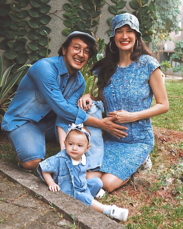 Nadine Chandrawinata rayakan 5 tahun pernikahan dan umumkan kehamilan. Foto: Instagram/@nadinelist