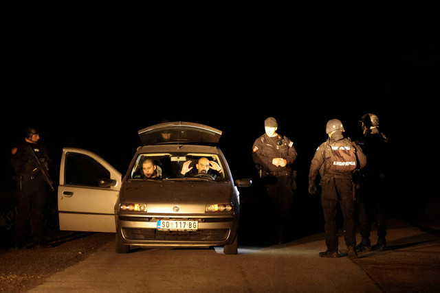 Polisi beroperasi di pos pemeriksaan setelah penembakan, di Dubona, Serbia, Jumat (5/5/2023).  Foto: Antonio Bronic/REUTERS