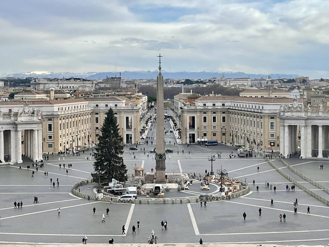 Suasana Alun-alun Santo Petrus Vatikan menjelang Natal.