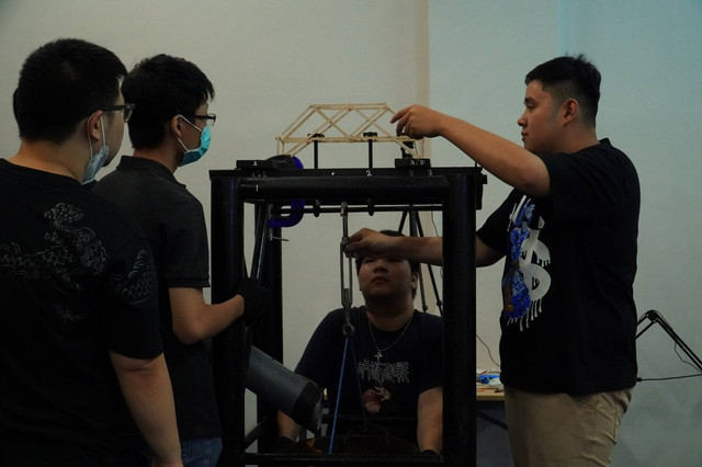 Proses Penggerojokan maket level SMA oleh panitia dalam elimination days.