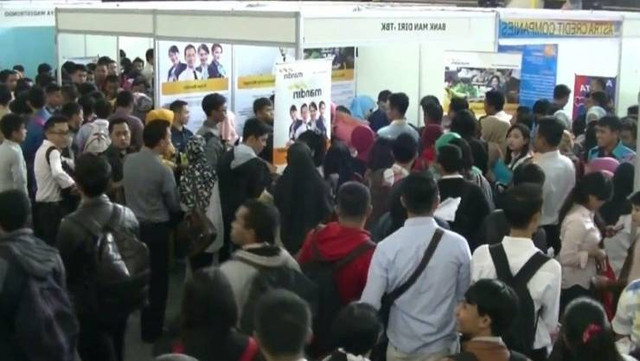 Ribuan pencari kerja memadati bursa kerja yang dibuka Pemkot Sukabumi, Jabar. Foto: Aditya Rohman/ANTARA