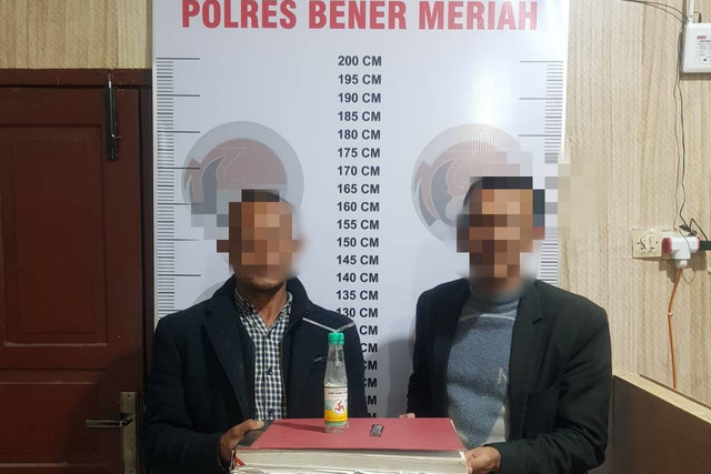 Anggota Dewan Perwakilan Rakyat Kabupaten (DPRK) Bener Meriah, berinisial Y (kanan) ditangkap polisi saat pakai sabu. Foto: Dok. Istimewa
