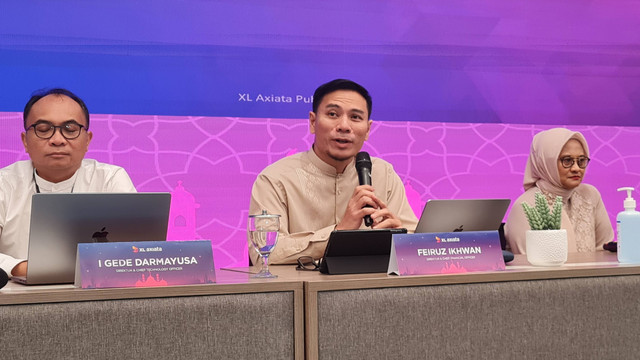 Direktur & Chief Financial Officer XL Axiata Feiruz Ikhwan (tengah), bersama Direktur & Chief Technology Officer XL Axiata I Gede Darmayusa (kiri), dan Presiden Direktur XL Axiata Dian Siswarini (kanan) dalam RUPS Tahunan 2023, Jumat (5/5). Foto: Muhammad Fikrie/kumparan