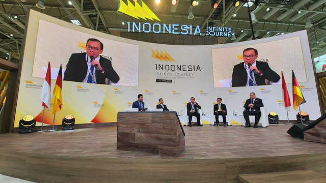 Direktur Digital Business Telkom Muhamad Fajrin Rasyid (kedua dari kiri) menjadi salah satu pembicara dalam perhelatan Hannover Messe 2023, di Jerman, bulan April lalu. Foto: dok. Telkom
