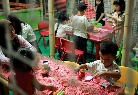 Anak-anak asyik belajar dan bermain di Malang Smart Arena (Foto/Bayu Eka)