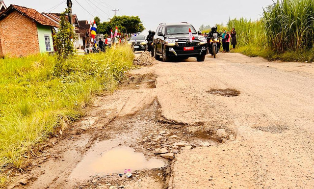 Presiden Jokowi berganti mobil Land Cruiser saat sedang meninjau ruas jalan Seputih Raman-Seputih Banyak-Simpang, Lampung, Jumat (5/5/2023). Foto: Laily Rachev/Biro Pers Sekretariat Presiden