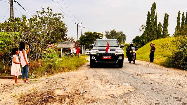 Presiden Jokowi berganti mobil Land Cruiser saat sedang meninjau ruas jalan Seputih Raman-Seputih Banyak-Simpang, Lampung, Jumat (5/5/2023). Foto: Laily Rachev/Biro Pers Sekretariat Presiden