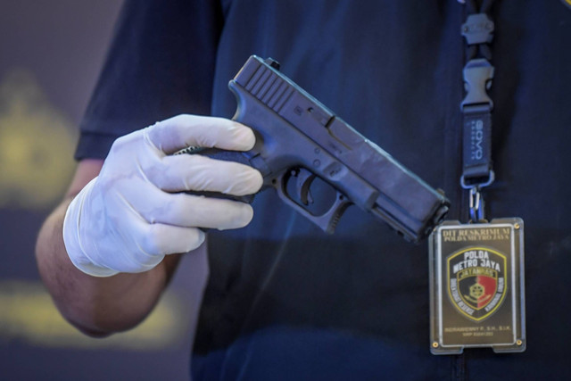 Petugas menunjukkan barang bukti senjata air gun pada konferensi pers di gedung Ditreskrimum Polda Metro Jaya, Jakarta, Jumat (5/5/2023). Foto: Galih Pradipta/ANTARA FOTO