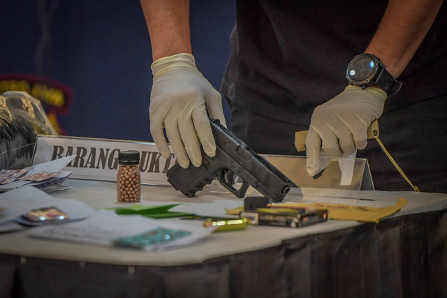 Petugas menunjukan barang bukti senjata airgun pada konferensi pers di gedung Ditreskrimum Polda Metro Jaya, Jakarta, Jumat (5/5/2023). Foto: Galih Pradipta/ANTARA FOTO