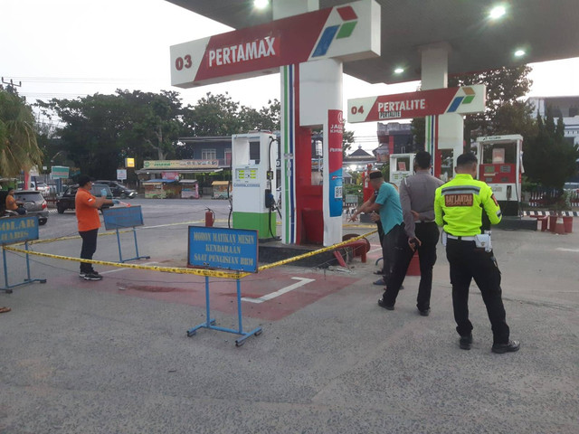 Polisi saat melakukan olah TKP di lokasi bus yang tabrak petugas SPBU di Ogan Ilir. (ist)