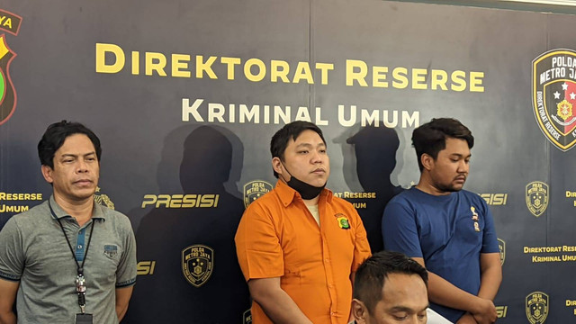 Jumpa pers pengungkapan kasus penodongan pistol di Tomang, Jakarta Barat di Mapolda Metro Jaya, Jumat (5/5/2023). Foto: Jonathan Devin/kumparan