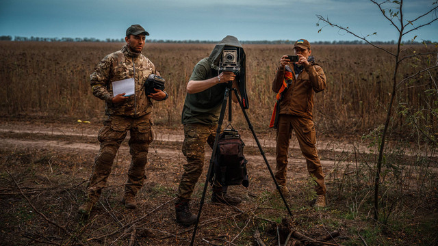 Fotografer Ukraina Arsenii Gerasymenko menggunakan kamera grafis Graflex Speed 4 x 5 inci miliknya untuk memotret prajurit Ukraina di posisi garis depan di wilayah Kherson, di tengah invasi Rusia ke Ukraina. Foto: Dimitar Dilkoff/AFP