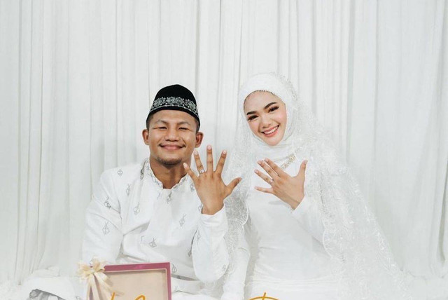 Juara Dunia ONE Flyweight Muay Thai Rodtang Jitmuangnon dan Aida Looksaikongdin (dok. ONE Championship)