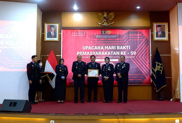 Piagam diserahkan langsung oleh Kepala Kantor Wilayah Kemenkumham DIY, Agung Rektono Seto (keempat dari kanan). | Foto: Humas Lapas Jogja