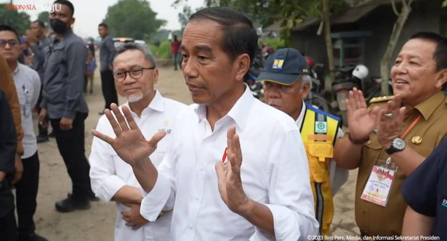 Gubernur Lampung, Arinal Djunaidi tepuk tangan usai mendengarkan pernyataan Presiden Jokowi jika perbaikan beberapa jalan rusak di Lampung akan diambil alih oleh pemerintah pusat. | Foto : Tangkapan layar YouTube Sekretariat Presiden
