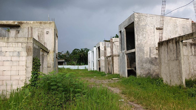 Perumahan yang dibangun di tanah kas desa (TKD) di Candibinangun, Pakem, Kabupaten Sleman, tampak mangkrak. Foto: Arfiansyah Panji Purnandaru/kumparan