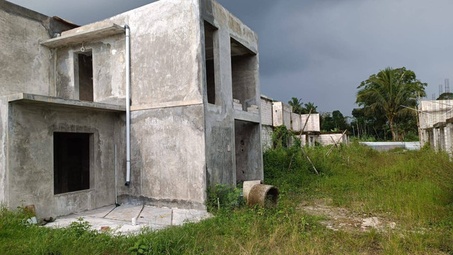 Perumahan yang dibangun di tanah kas desa (TKD) di Candibinangun, Pakem, Kabupaten Sleman, tampak mangkrak. Foto: Arfiansyah Panji Purnandaru/kumparan