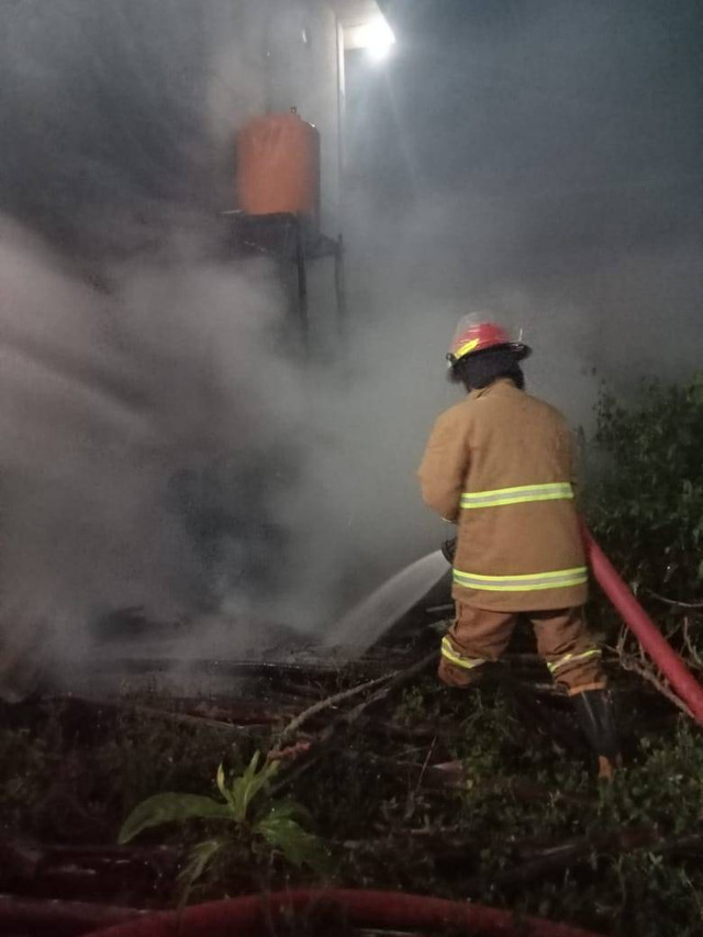 Kantor MWCNU Sumenep dibakar oleh orang tak dikenal. Foto: Dok. Damkar Sumenep