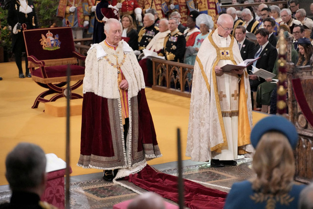 Uskup Agung Canterbury, Most Reverend Justin Welby (kanan), bersama Raja Charles III (kiri) saat upacara penobatannya di Westminster Abbey, London, Inggris, Sabtu (6/5/2023). Foto: Jonathan Brady/Pool via REUTERS