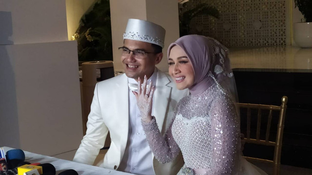 Sahrul Gunawan dan Dine Mutiara saat konferensi pers usai resmi menikah, di Bandung, Jawa Barat, Sabtu (6/5/2023). Foto: Rachmadi Rasyad/kumparan