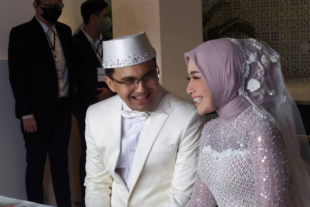 Sahrul Gunawan dan Dine Mutiara saat konferensi pers usai resmi menikah, di Bandung, Jawa Barat, Sabtu (6/5/2023). Foto: Rachmadi Rasyad/kumparan